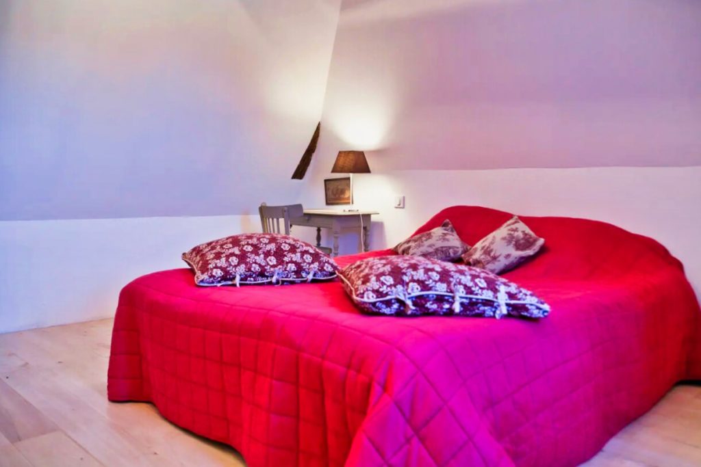 Chambre avec lit double dans le gîte La Sautie à Bars, Périgord Noir, Vallée de la Vézère